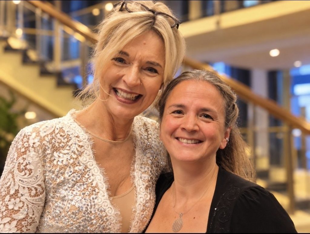 Persönliches Erinnerungsfoto mit der Astrologin Silke Schäfer beim Konzert „Kosmos und Orchester“ in Stuttgart 2026