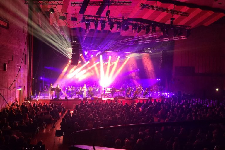 Mehr über den Artikel erfahren Wir sind viele – ein unvergesslicher Abend mit „Kosmos & Orchester“